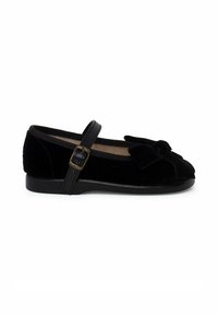 Bailarinas de terciopelo negro con punta redondeada, detalle de lazo a juego y una correa ajustable con hebilla. Suela de goma plana para mayor estabilidad.