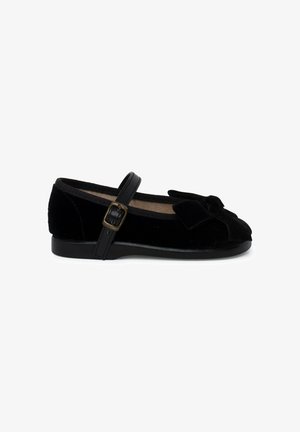 Ballerines en velours noir avec un bout rond, un nœud assorti et une bride réglable avec une boucle. Semelle plate en caoutchouc pour la stabilité.