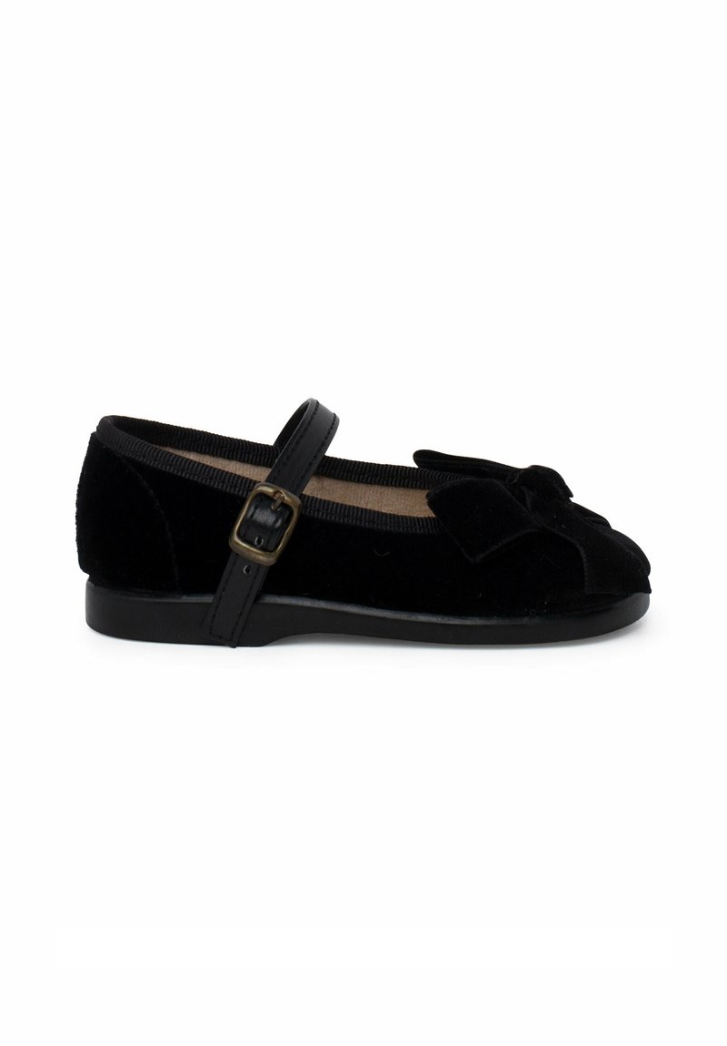 Bailarinas de terciopelo negro con punta redondeada, detalle de lazo a juego y una correa ajustable con hebilla. Suela de goma plana para mayor estabilidad.