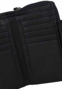 Zwart leren portemonnee interieur met kaartsleuven, een getextureerde voering en een vak met ritssluiting. Gestikte randen en een gladde afwerking zijn zichtbaar.