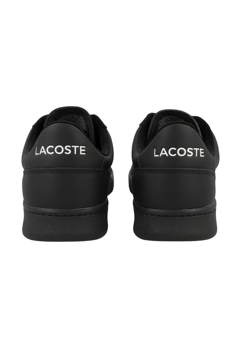 Sorte Lacoste-sneakers med glat lædertekstur, featuring hvidt logo på hælen, lavprofildesign og kontrasterende gummisål.