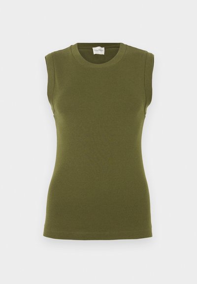 Αμάνικο τοπ σε ελιά πράσινο, κατασκευασμένο από ένα λείο, ελαστικό ύφασμα. Διαθέτει στρογγυλό ντεκολτέ και εφαρμοστή σιλουέτα χωρίς ορατές ραφές.