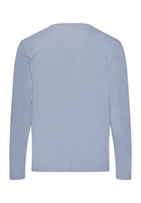 Světle modré tričko s dlouhým rukávem vyrobené z měkké látky. Má kulatý výstřih a rovný lem bez viditelných vzorů či zdobení.