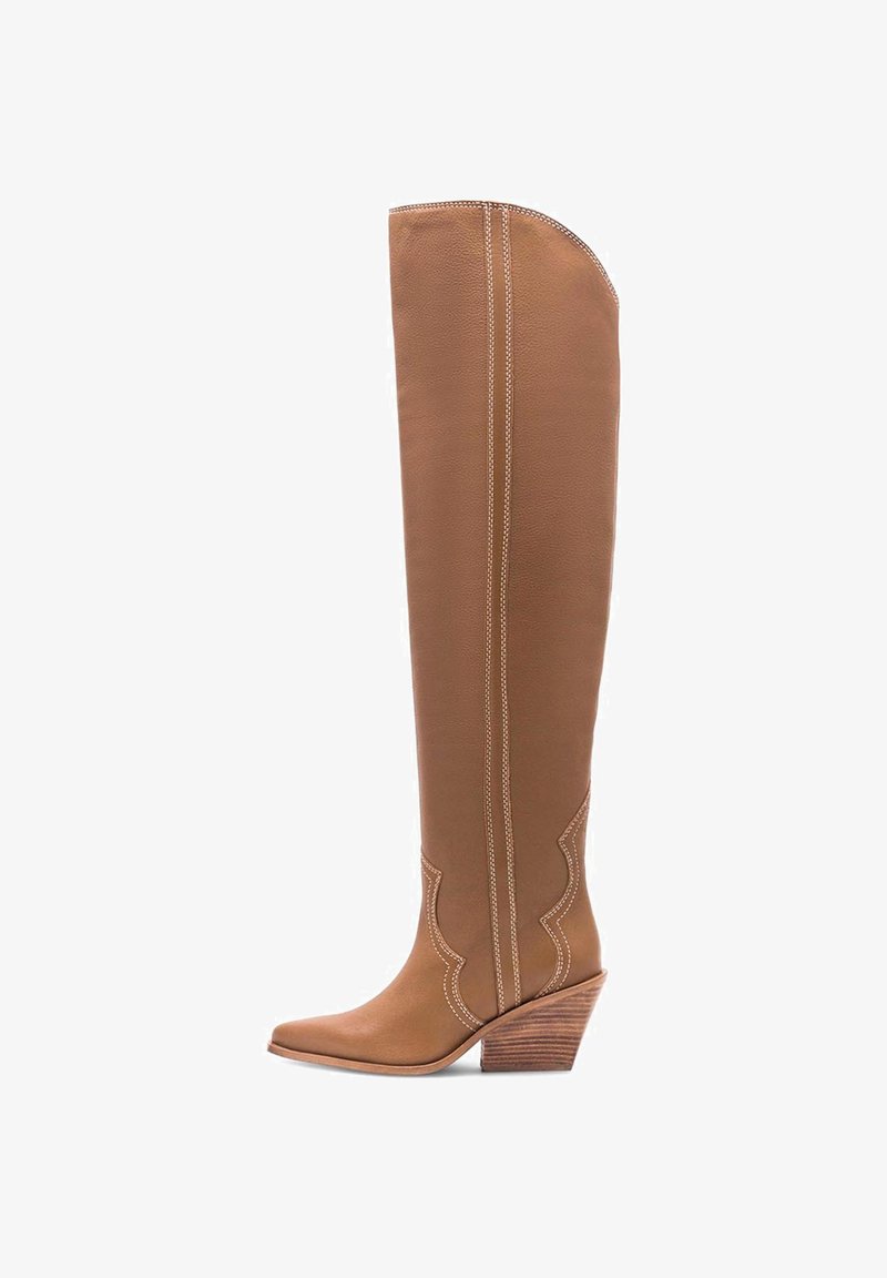 Rudos odinės vyšninės batai iki šlaunies su smailiu pirštu, išlinkusiu viršutiniu kraštu ir kontrastingu baltu siuvimu. Yra medinė blokinė pakulnė.