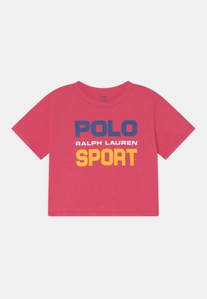 Rød crop top med korte ærmer med blå, hvid og gul "POLO RALPH LAUREN SPORT" tekst på forsiden.