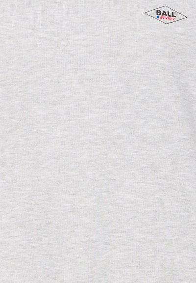 Jasnoszara koszulka z miękkiej bawełny, z małym logo w kształcie diamentu w kolorze czerwonym i czarnym, o teksturowanym wykończeniu.