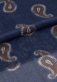 Jūras zila auduma ar paisley rakstu brūnā un baltā krāsā, ar smalku tekstūru un vieglu, plūstošu izskatu.