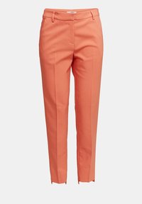 Pantalon sur mesure de couleur corail avec passants pour ceinture, poches avant, plis travaillés, et petites fentes latérales à l'ourlet.