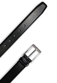 Schwarzer Leder Gürtel mit glatter Oberfläche, silberner Metallschnalle und gleichmäßig verteilten Löchern zur Anpassung. Der Gürtel verjüngt sich zum Ende hin.