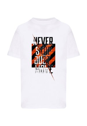 Biały T-shirt z czarno-pomarańczowym paskowanym kwadratem i tekstem „NEVER STOP JUST MOVE” podzielonym ukośnie pomarańczową linią.