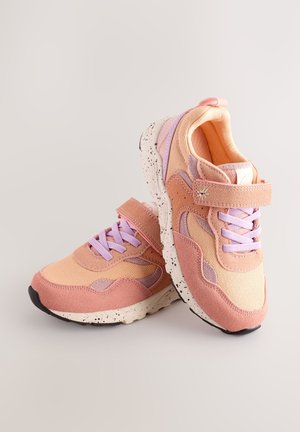 Lichte sneakers met een mix van perzik- en roze canvas en suède, met paarse accenten, vetersluiting en een gespikkelde zool.