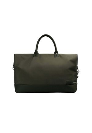 Bolsa de deporte de nylon suave en un verde oscuro, con asas robustas, lados con cremallera y un fondo de cuero texturizado. Presenta un diseño y una marca minimalistas.