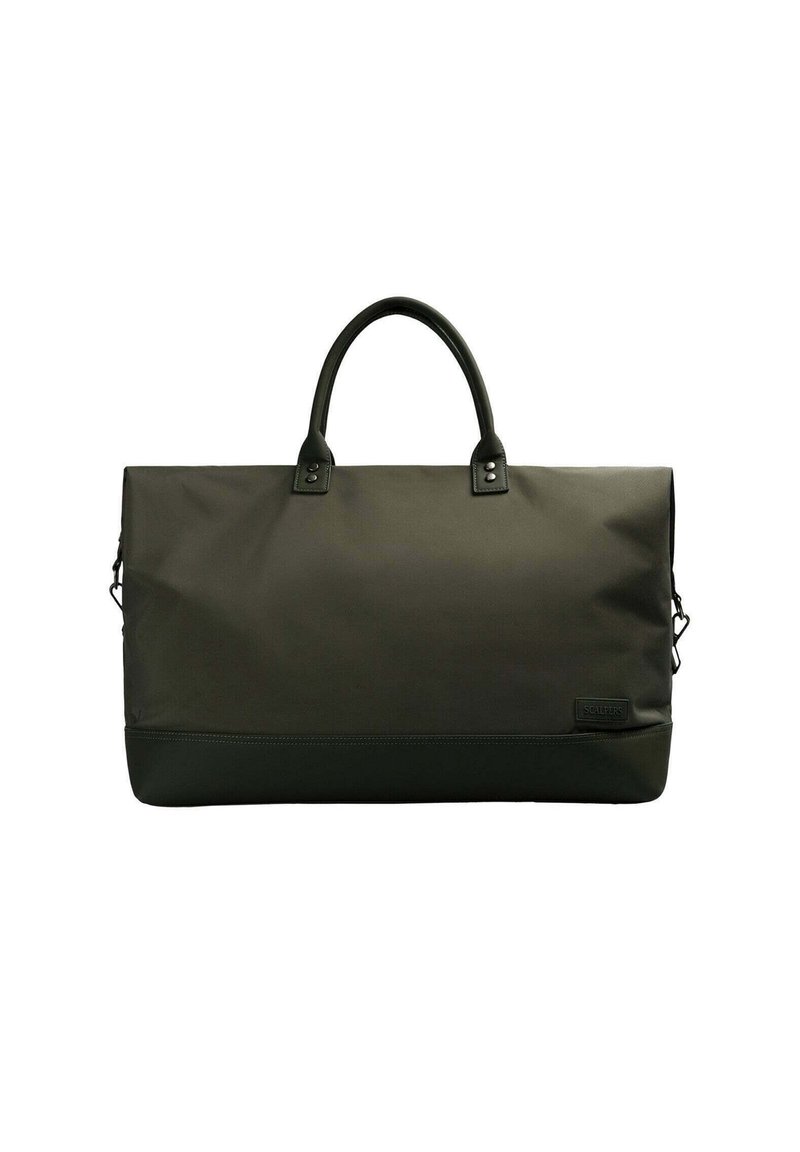 Bolsa de deporte de nylon suave en un verde oscuro, con asas robustas, lados con cremallera y un fondo de cuero texturizado. Presenta un diseño y una marca minimalistas.