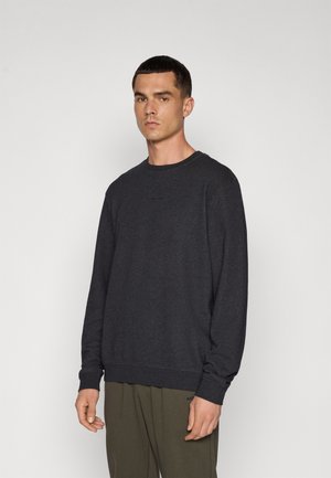 Sweatshirt gris foncé en coton avec un col rond, des manches longues et des poignets côtelés. Présente un logo noir discret sur la poitrine.