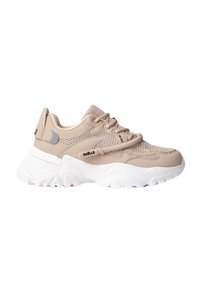 Sneaker in rete beige con suola chunky bianca, dotata di design con lacci, sovrapposizioni testurizzate e piccolo dettaglio di branding sul lato.