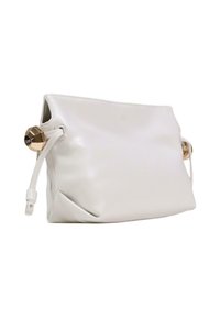 Bolso de mano de piel blanca con un acabado suave, que presenta un adorno geométrico de metal dorado y cierre de cordón para un agarre seguro.