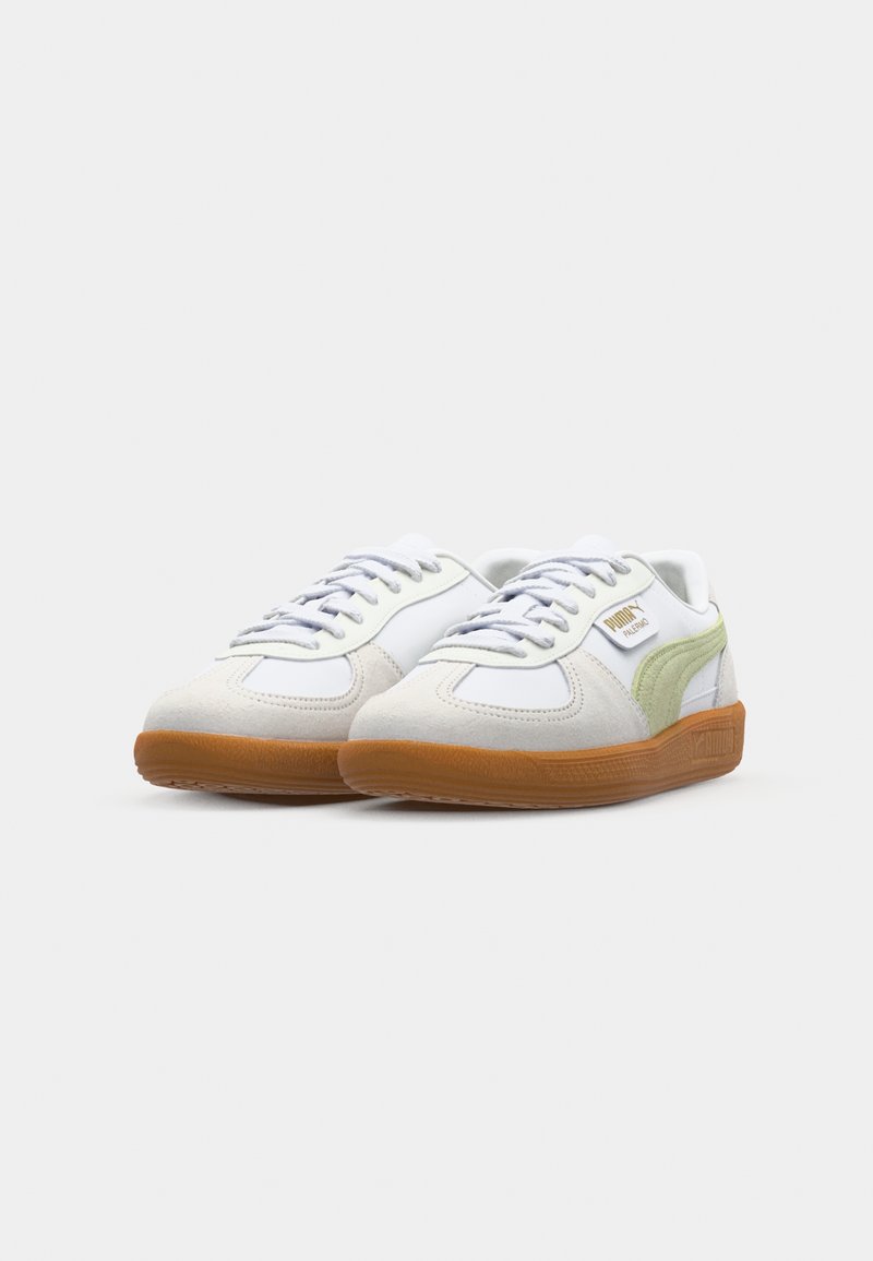 Weiße Sneakers mit hellgrünen Akzenten und einer Sohle aus Gummi, bestehend aus Wildleder und Leder, runder Zehenpartie und Schnürsenkeln.