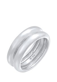 Anello in argento con bande intrecciate, caratterizzato da una finitura lucida e una superficie liscia. Contrassegnato con "925" che indica argento sterling.