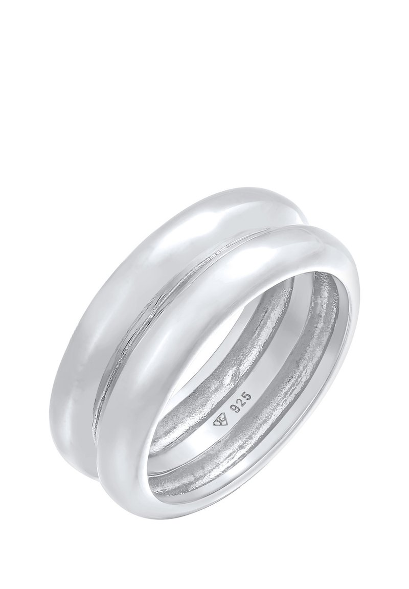 Anello in argento con bande intrecciate, caratterizzato da una finitura lucida e una superficie liscia. Contrassegnato con "925" che indica argento sterling.