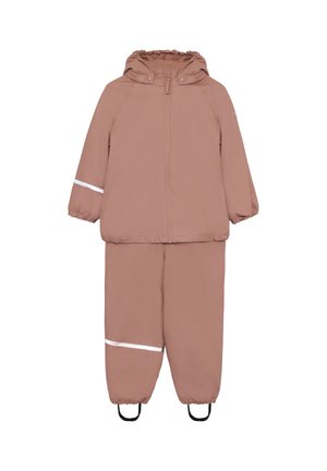 Completo impermeabile per bambini color marrone chiaro con giacca e pantaloni, cappuccio, cerniera frontale, polsini elastici e strisce riflettenti bianche sulla manica e sulla gamba.