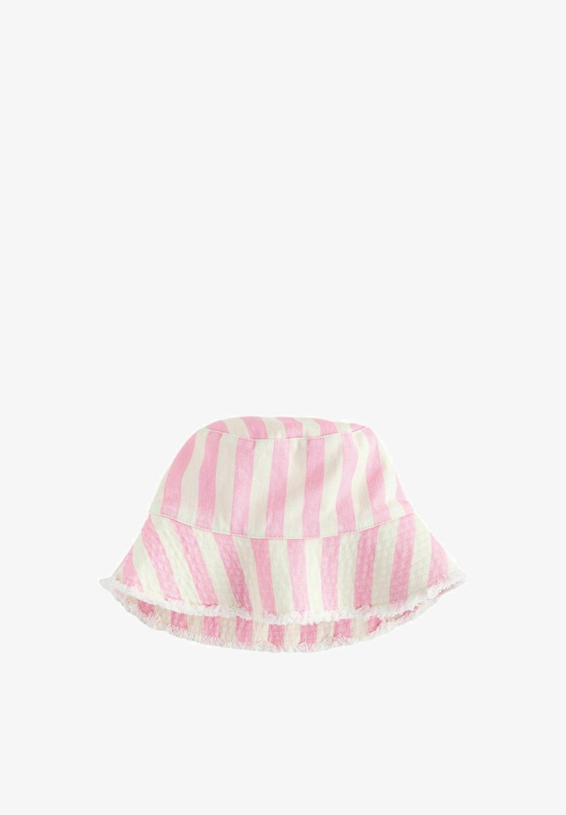 Bob en tissu rayé vertical rose et blanc avec un bord effiloché sur la visière.