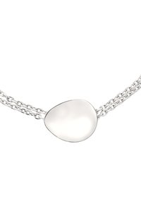 Collar de plata con un colgante ovalado y suave en un diseño de doble cadena. El colgante tiene un acabado pulido que refleja la luz de manera sutil.