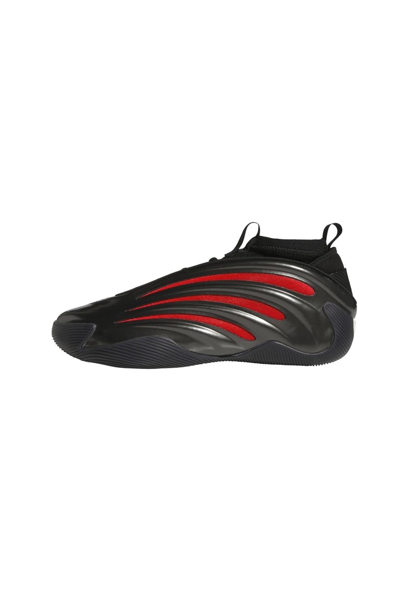 Sort sneakers med røde mesh-detaljer og buede riller på siderne, med en tekstureret sål og en trækflik ved anklen.