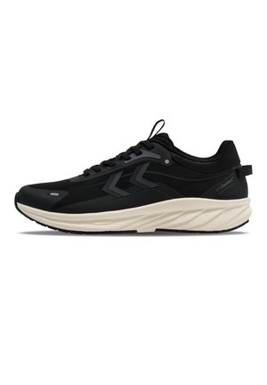 Schwarzer Schnürlaufschuh mit weißer, gepolsterter Sohle, atmungsaktivem Mesh-Obermaterial und Zuglaschen an Zunge und Ferse.