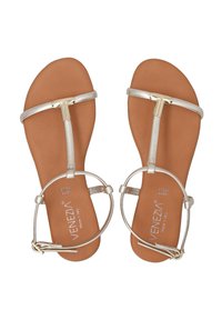 Metallische zilveren sandalen met een minimalistisch ontwerp, voorzien van dunne bandjes, een T-vormige accent en ronde enkelbandjes op een bruine voetbed.