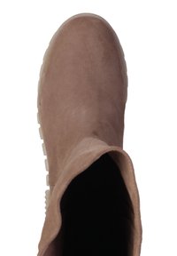 Stivale alla caviglia in suede beige chiaro, con finitura testurizzata e suola bianca spessa; l'interno è foderato in tessuto nero, apertura del gambale stretta.