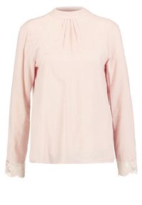 Chemisier rose pâle à manches longues avec col montant, plis devant et bordure en dentelle aux poignets.