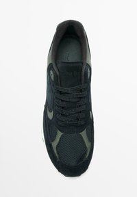 Sneaker in suede verde scuro con pannelli in rete, punta arrotondata e lacci testurizzati. Presenta una morbida fodera interna e un dettaglio del logo sulla linguetta.
