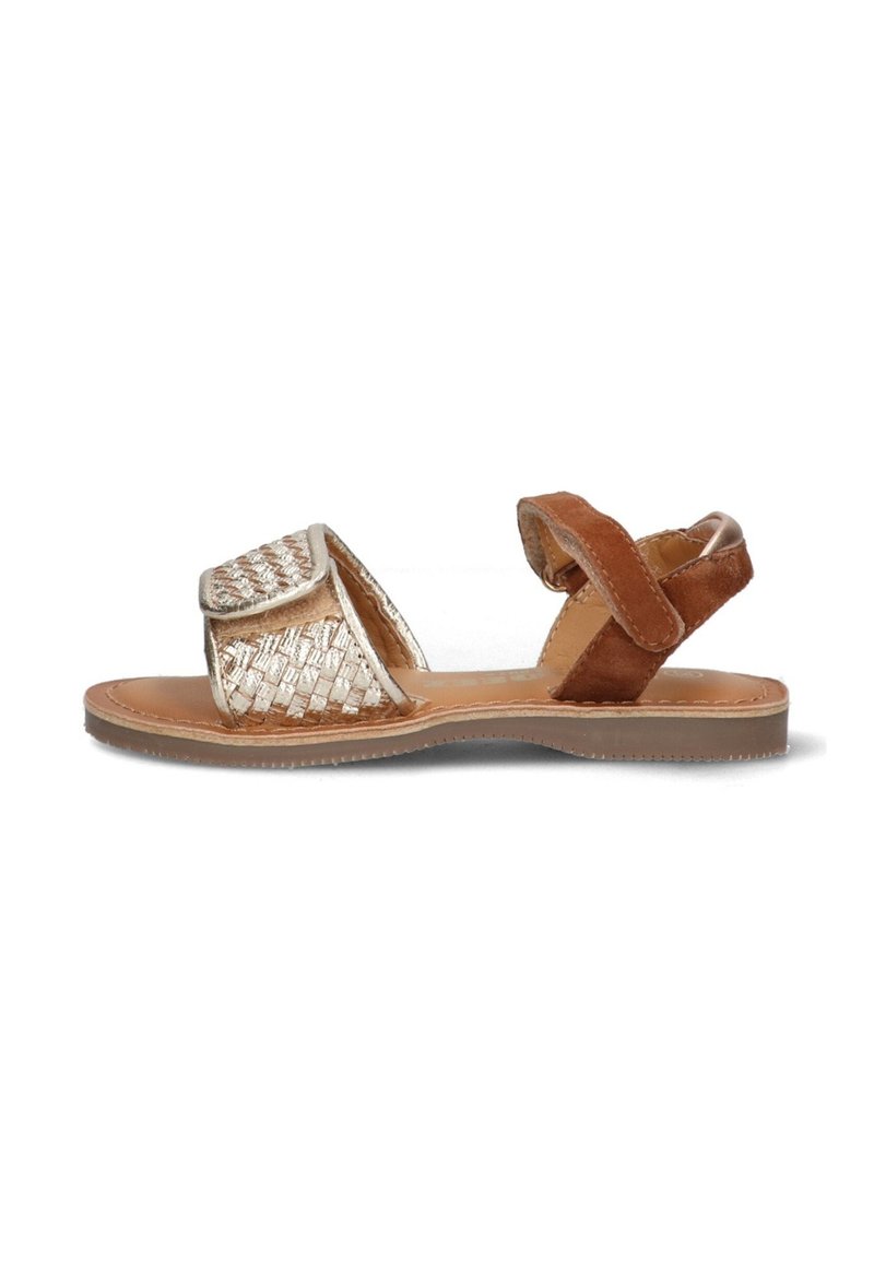 Vævet sandaler i guld og bronze læder med en brun suede hælrem og justerbar lukning. Flad sål, åben tå-design, minimale udsmykninger.