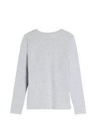 Szary, długi rękaw koszulki wykonanej z miękkiego materiału, z okrągłym dekoltem i luźnym krojem, o gładkiej, jednolitej fakturze.