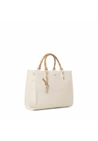 Sac à main en cuir blanc avec des poignées en bambou, texture matelassée, quincaillerie dorée et un pendentif en forme du numéro 3. Design à fermeture éclair sur le dessus.