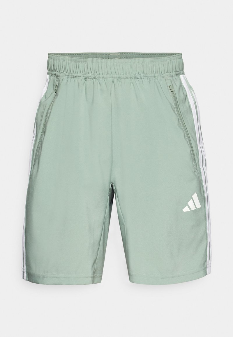 Pantalones cortos deportivos verdes con cinturilla elástica, rayas blancas a los lados y un logo blanco en la parte inferior derecha.
