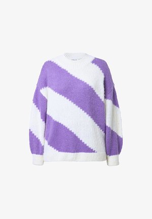 Overdimensioneret sweater med diagonale striber i lilla og hvid, lavet af strikket stof. Rund hals og ribkant ved ærmer og kant.