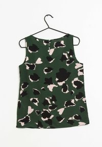 Ärmlös grön topp med ett abstrakt mönster i svart och rosa, tillverkad av lättviktig tyg, med en bakre knäppning och rund halsringning.