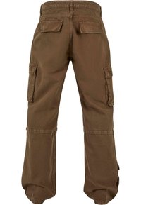 Pantalons cargo en tissu marron foncé avec une finition texturée, comportant des poches latérales et une coupe décontractée avec des ourlets élastiques.