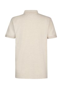 Polo beige à manches courtes vu de dos avec un col côtelé et des poignets sur fond blanc.