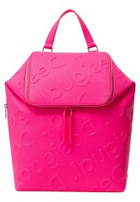 Sac à dos rose vif avec logo "Desigual" en relief répété, poignée supérieure et rabat sécurisé par deux fermetures éclair.