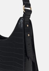 Czarna torebka z imitacji skóry z teksturą krokodyla, z szerokim paskiem i złotymi akcentami. Charakterystyczny i elegancki kształt.
