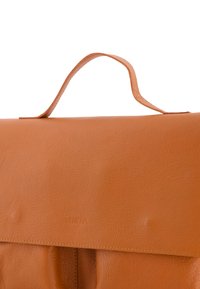 Malette en cuir d'une teinte orange chaude, dotée d'une texture lisse, d'une fermeture à rabat et d'une poignée supérieure pour le transport. Un branding discret est visible.