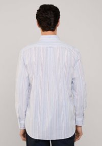 Lange mouw knoopsluiting shirt met verticale strepen in blauw, rood en wit. Gemaakt van lichte stof met een klassieke kraag en gebogen zoom.