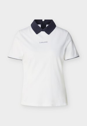 Bijela košulja kratkih rukava s mornarsko plavim ovratnikom i obrubom na rukavima, s logotipom "Calvin Klein" centriranim ispod linije vrata.