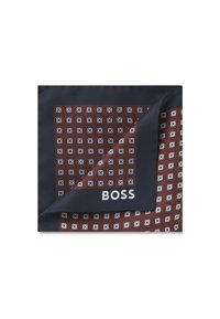 Pochette in seta con un motivo geometrico di piccoli quadrati marroni e blu su uno sfondo blu navy scuro, con dettaglio del logo "BOSS".