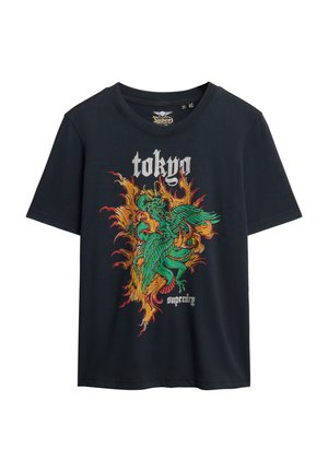 Sort bomulds t-shirt med et livligt grønt dragegrafik og røde og gule flammer. "tokyo" i hvidt skrift over designet.