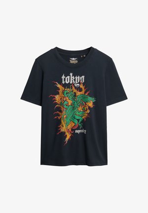Zwarte katoenen T-shirt met een levendige groene draakafbeelding en rode en gele vlammen. "tokyo" in witte letters boven het ontwerp.