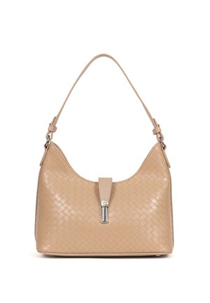 Sac à bandoulière en cuir tissé beige avec un dessus incurvé, une seule sangle réglable et une fermeture à clip argentée au centre avant.