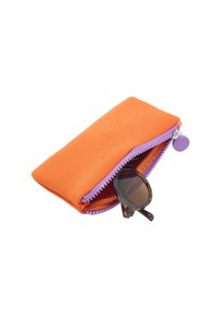 Pomarańczowa saszetka na zamek błyskawiczny z purpurowymi akcentami, z wytłaczanym logo, lekko zaokrąglonym kształtem oraz częściowo widocznymi czarnymi okularami przeciwsłonecznymi w środku.